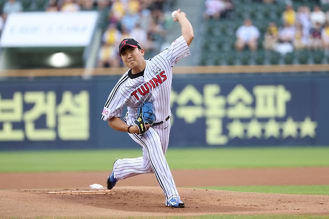 LG 손주영이 30일 잠실 KT전 선발 등판해 투구하고 있다. LG 트윈스 제공