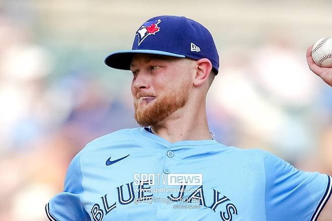 ▲ 에릭 라우어는 지난 25일(한국시간) 디트로이트 타이거스와 경기에서 입술에 시퍼렇게 멍이 든 채 공을 던졌다.