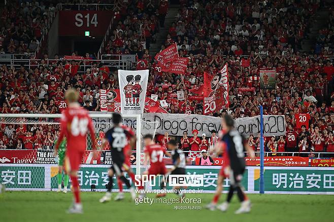 ▲ 조타는 리버풀에서 5시즌을 뛰고 있는 공격수다. 총 182경기에 출전해 65골을 터뜨렸다. 비극적인 소식에 클럽 깃발을 조기로 게양한 리버풀은 "조타의 사망은 상상할 수 없는 큰 비극이다. 그의 가족과 친구들에게 깊은 애도를 전한다"고 진심을 다해 마지막 길을 배웅했다.