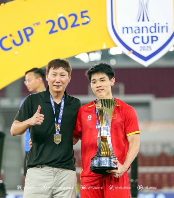 김상식(왼쪽) 2025 아세안축구연맹(AFF) U-23 챔피언십 우승 후 시상식에서 포즈를 취하고 있다. /사진=베트남축구연맹(VFF) 공식 홈페이지 갈무리