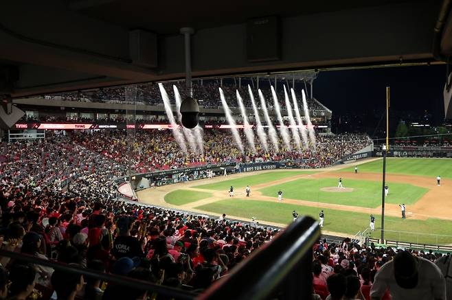 KIA 3루 측 홈 팬들의 응원석에서 워터캐논이 발사되는 모습. /사진=KIA 타이거즈 제공