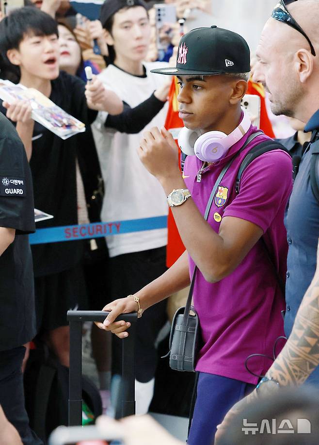 한국에 입국하는 라민 야말의 모습. /사진=뉴시스