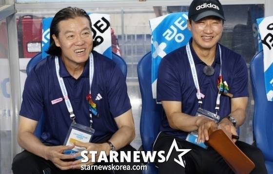 김판곤(왼쪽) 팀K리그 감독과 이정효 수석코치가 30일 오후 8시 수원월드컵경기장에서 열린 2025 쿠팡플레이 시리즈 1경기 뉴캐슬 유나이티드전에서 그라운드를 보며 미소짓고 있다.  /사진=김진경 대기자