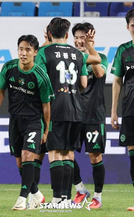 전북 현대 미드필더 김진규(97번)가 30일 오후 8시 수원월드컵경기장에서 열린 2025 쿠팡플레이 시리즈 1경기에서 뉴캐슬 유나이티드를 상대로 선제골을 넣고 기뻐하고 있다. /사진=김진경 대기자