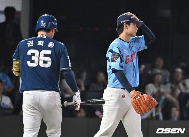롯데 홍민기(오른쪽)가 30일 사직 NC전에서 6회초 역전을 허용한 후 아쉬워하고 있다.