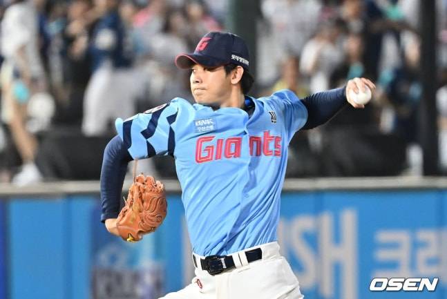 롯데 홍민기가 30일 사직 NC전에서 투구하고 있다.
