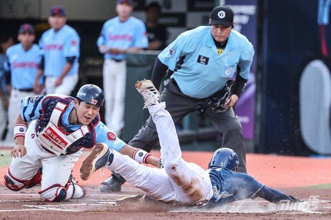 NC 김주원(오른쪽)이 30일 사직 롯데전에서 1회초 홈스틸을 성공하고 있다. /사진=NC 다이노스 제공