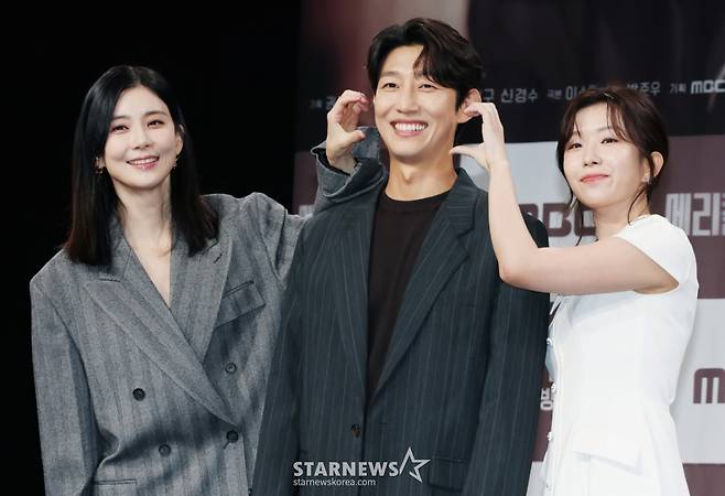 배우 이보영, 강기영, 윤가이가 31일 오전 서울 마포구 상암동 MBC에서 진행된 금토드라마 '메리 킬즈 피플' 제작발표회에 참석해 포즈를 취하고 있다.  치료 불가능한 환자들의 조력 사망을 돕는 의사와 이들을 추적하는 형사의 이야기를 다룬 서스펜스 드라마 '메리 킬즈 피플'는 오는 1일 첫 방송된다. /2025.07.31 /사진=이동훈 photoguy@
