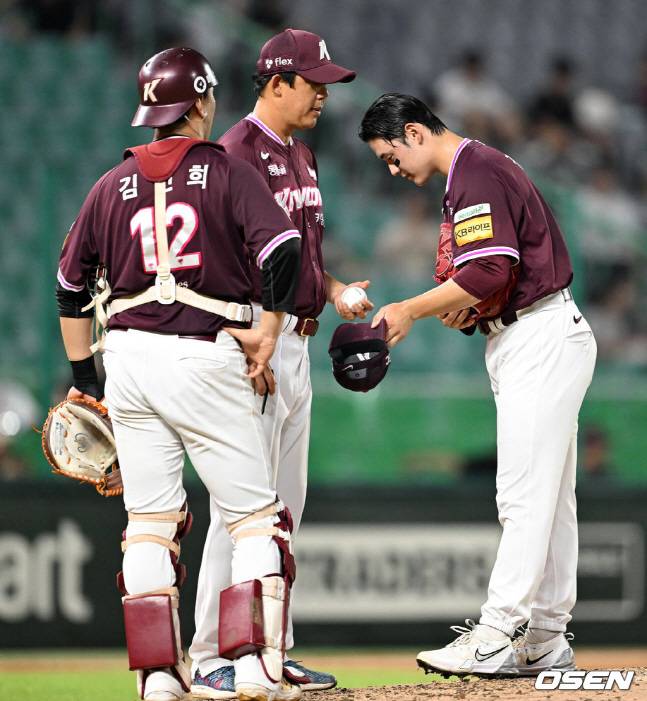 정현우(오른쪽)이 5회말 1사에서 공을 넘기고 마운드에서 내려가고 있다.
