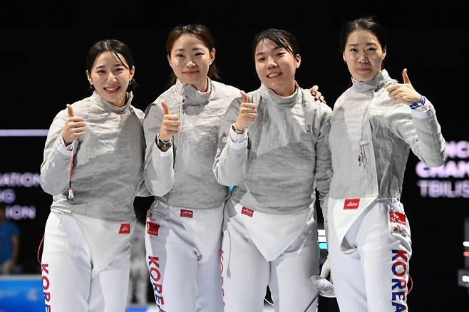 2025 세계펜싱선수권대회 여자 펜싱 사브르 단체전 은메달을 차지한 대표팀. 왼쪽부터 김정미, 최세빈, 전하영, 서지연. /사진=대한펜싱협회