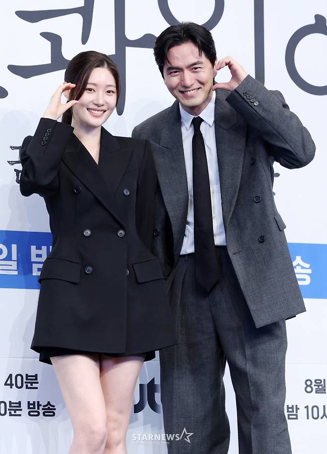 배우 정채연, 이진욱이 31일 서울 구로구 더 링크호텔에서 진행된 JTBC 토일드라마 '에스콰이어' 제작발표회에 참석해 포즈를 취하고 있다. /2025.07.31 /사진=김휘선 hwijpg@