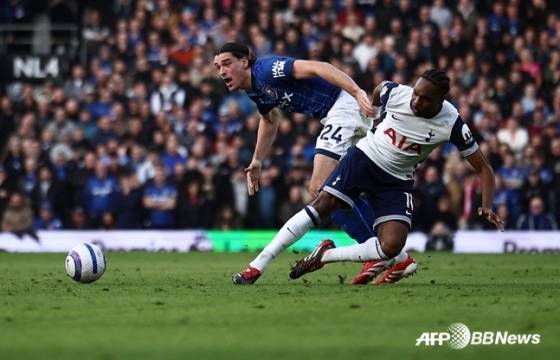 마티스 텔(오른쪽)이 볼 경합을 펼치고 있다. /AFPBBNews=뉴스1