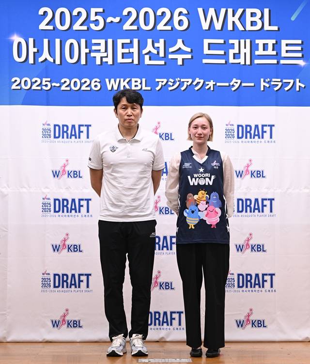위성우 우리은행 감독(왼쪽)과 세키 나나미. /사진=WKBL 제공