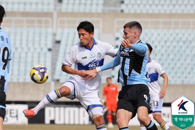 경기에 집중하는 파브레(오른쪽).  /사진=한국프로축구연맹 제공