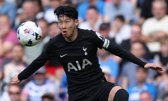 손흥민이 자신에게 최근 러브콜을 보내는 미국 MLS LAFC와의 연봉 290억 계약 대신 토트넘 잔류로 가닥을 잡는 모양새다. 영국 언론은 최근 토트넘 새 사령탑인 토마스 프랭크 감독의 발언을 빌어 손흥민이 2027년까지 남을 수 있다고 보도하는 중이다. 연합뉴스