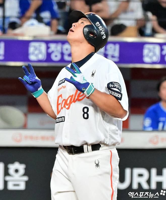 한화 이글스 노시환이 30일 대전 삼성 라이온즈전에서 홈런을 친 뒤 득점하며 세리머니하고 있다. 대전, 김한준 기자