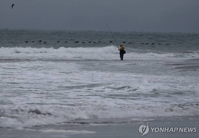 30일 미국 캘리포니아주 샌프란시스코 해변의 파도 [AFP=연합뉴스. 재판매 및 DB 금지]