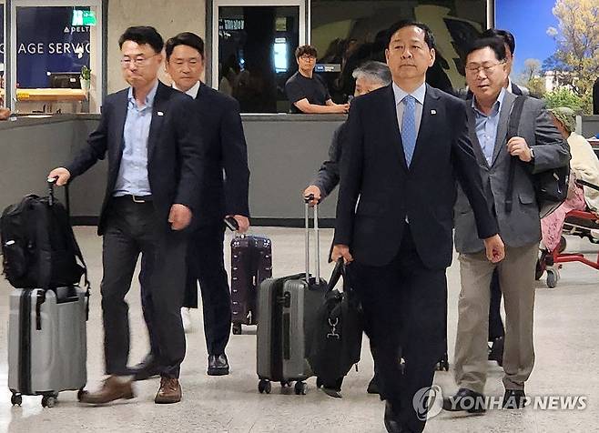 통상 협상 위해 美 도착한 구윤철 경제부총리 (워싱턴=연합뉴스) 박성민 특파원 = 구윤철 부총리 겸 기획재정부 장관이 지난 29일(현지시간) 워싱턴DC 인근 덜레스 국제공항을 통해 미국에 입국하고 있다. 2025.7.30 min22@yna.co.kr