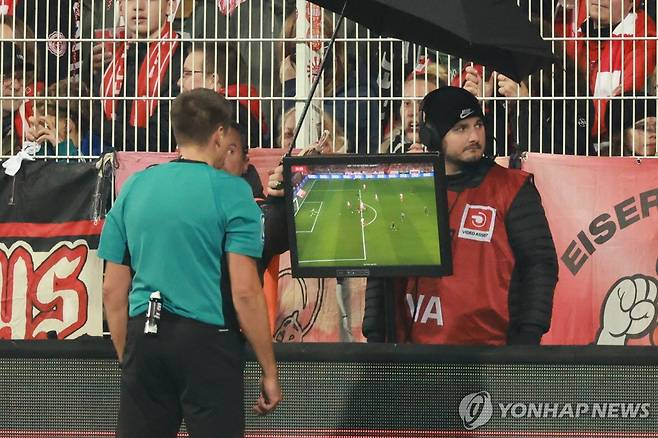 VAR 하는 분데스리가 심판 [EPA=연합뉴스]