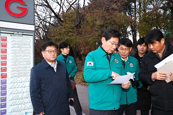 기흥역에서 광역버스 운행 상황 점검하는 이상일(왼쪽에서 세 번째) 용인시장. [용인시 제공. 재판매 및 DB 금지]