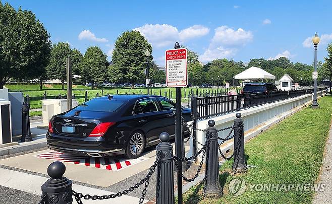 트럼프와 면담하기 위해 백악관 들어가는 한국 통상협상단 (워싱턴=연합뉴스) 박성민 특파원 = 구윤철 경제부총리 겸 기획재정부 장관, 김정관 산업통상자원부 장관, 여한구 통상교섭본부장 등을 태운 한국 통상협상단 차량이 30일(현지시간) 트럼프 미 대통령과의 면담을 위해 미국 워싱턴DC 백악관 서쪽 출입문 검문소를 통과하고 있다. 2025.7.31 min22@yna.co.kr