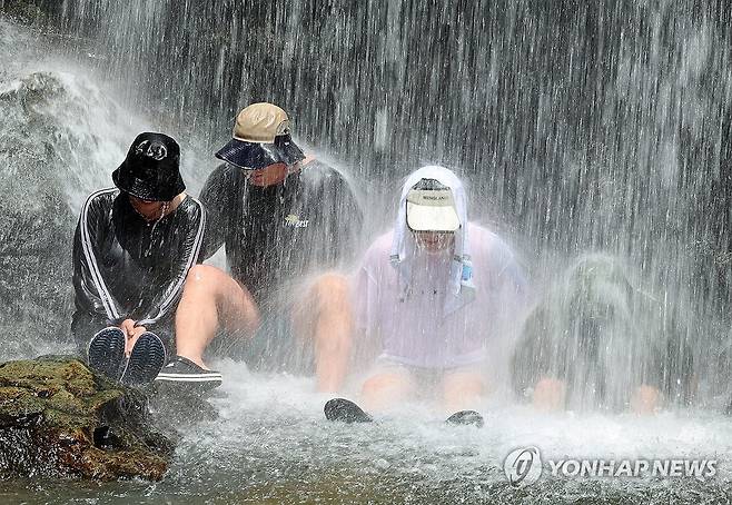 '불볕더위 잊었어요' (구례=연합뉴스) 조남수 기자 = 폭염이 이어지고 있는 31일 전남 구례군 산동면 수락폭포에서 피서객들이 떨어지는 물줄기를 맞으며 무더위를 식히고 있다. 2025.7.31 iso64@yna.co.kr