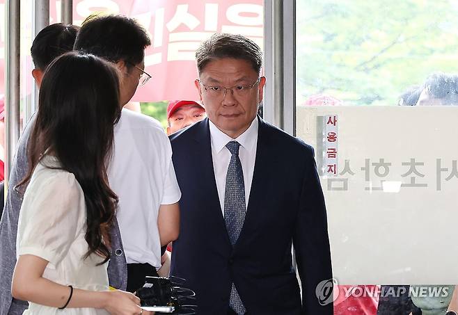해병특검 출석하는 이시원 전 대통령실 공직기강비서관 (서울=연합뉴스) 김주형 기자 = 이시원 전 대통령실 공직기강비서관이 31일 서울 서초구 순직해병특검 사무실에 출석하고 있다. 2025.7.31 kjhpress@yna.co.kr