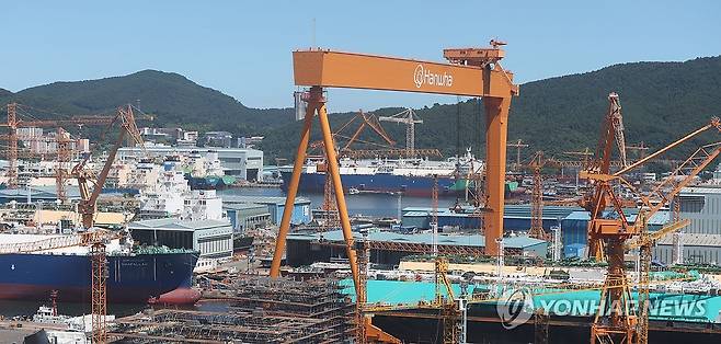 한화오션 거제 본사 (거제=연합뉴스) 김동민 기자 = 지난 28일 경남 거제시 아주동 한화오션 본사에 대형 크레인이 보인다. 2025.7.28 image@yna.co.kr