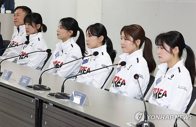 세계여자컬링선수권 미디어데이 (서울=연합뉴스) 김성민 기자 = 12일 서울 송파구 올림픽회관에서 2025 LGT 세계여자컬링선수권대회 미디어데이가 열리고 있다. 왼쪽부터 경기도청 컬링팀 신동호 감독, 김은지, 김민지, 김수지, 설예지, 설예은. 2025.3.12 ksm7976@yna.co.kr