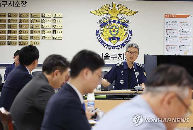 3대 특검 종합대응 특위, 김현우 서울구치소장과 면담 (서울=연합뉴스) 31일 전현희 위원장과 장경태 의원 등 특위 소속 의원 10여명이 여당의 '3대특검(내란·김건희·순직해병) 종합대응 특별위원회' 첫 일정으로 윤석열 전 대통령이 수감된 경기 의왕시 서울구치소를 방문해 김현우 서울구치소장과 면담하고 있다. 2025.7.31 [국회사진기자단] photo@yna.co.kr