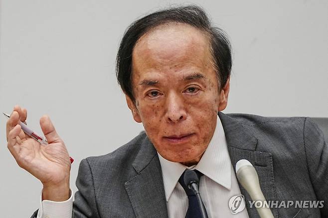 우에다 가즈오 일본은행 총재 (도쿄 AFP=연합뉴스) 일본 중앙은행인 일본은행 우에다 가즈오 총재가 31일 기자회견에서 질문을 듣고 있다.