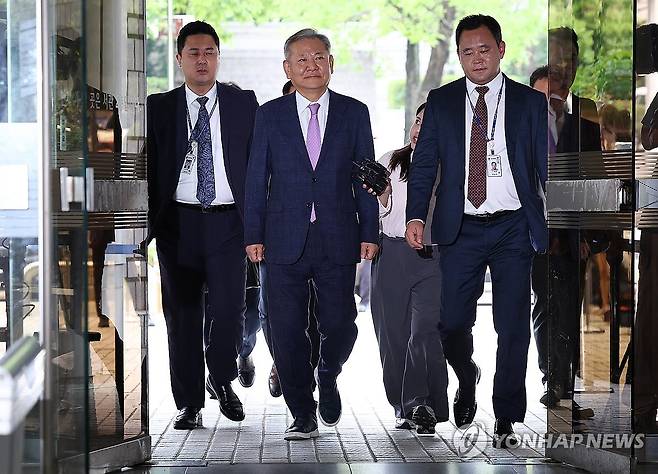 영장심사 위해 법원 향하는 이상민 전 장관 (서울=연합뉴스) 김성민 기자 = 이상민 전 행정안전부 장관이 구속 전 피의자 심문(영장실질심사)을 위해 31일 서울 서초구 서울중앙지방법원으로 들어서고 있다. 2025.7.31 ksm7976@yna.co.kr