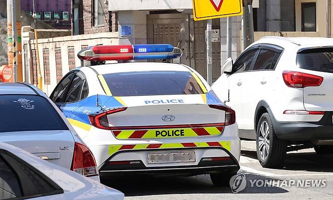 흉기 살인 발생한 대전 서구 괴정동 주택가 (대전=연합뉴스) 강수환 기자 = 29일 낮 12시 8분께 대전 서구 괴정동 주택가에서 한 남성이 30대 여성을 흉기로 찌르고 도주했다. 경찰은 피해 여성의 전 연인으로 추정되는 20대 남성 용의자를 쫓고 있다. 사진은 현장 근처를 돌아다니는 경찰 순찰차. 2025.7.29 swan@yna.co.kr