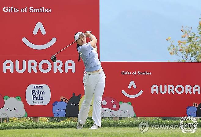 유현조, 15번홀 티샷 (서울=연합뉴스) 유현조가 31일 강원 원주 오로라 골프&리조트에서 열린 '2025 오로라월드 레이디스 챔피언십' 1라운드 15번홀에서 티샷을 하고 있다. 2025.7.31 [KLPGA 제공. 재판매 및 DB 금지] photo@yna.co.kr