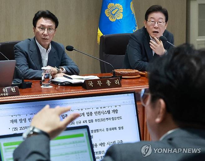 산재 대책 듣는 이재명 대통령 (서울=연합뉴스) 홍해인 기자 = 이재명 대통령과 김민석 국무총리가 29일 서울 용산 대통령실 청사에서 열린 국무회의에서 김영훈 고용노동부 장관의 산업재해 관련 발표를 듣고 있다. 2025.7.29 hihong@yna.co.kr