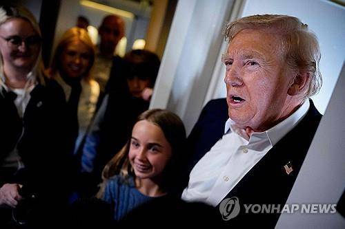 29일(현지시간) 에어포스원에서 발언하는 트럼프 대통령 [AFP 연합뉴스 자료사진 재판매 및 DB 금지]