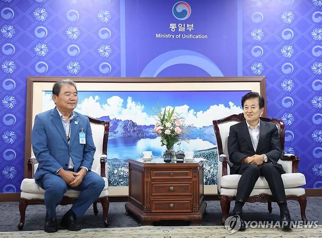 정동영 장관, 개성공단기업협회 회장단 면담 (서울=연합뉴스) 윤동진 기자 = 정동영 통일부 장관이 31일 정부서울청사에서 열린 개성공단기업협회 회장단과의 면담에서 발언하고 있다. 왼쪽은 조경주 개성공단기업협회장. 2025.7.31 mon@yna.co.kr