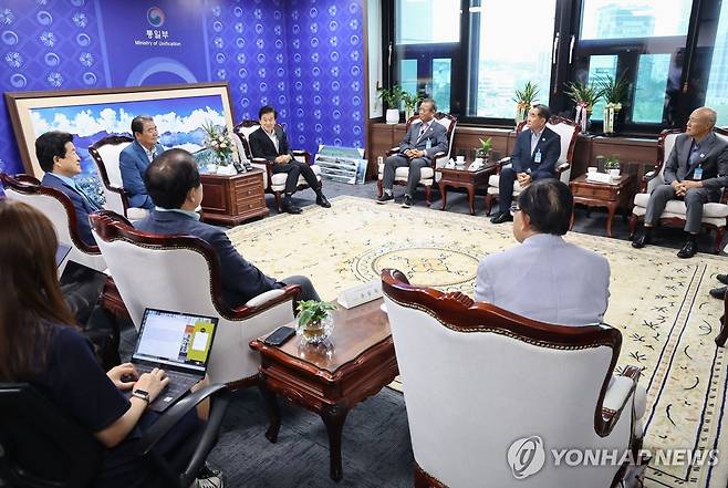 개성공단기업협회 회장단 면담하는 정동영 장관 (서울=연합뉴스) 윤동진 기자 = 정동영 통일부 장관이 31일 정부서울청사에서 개성공단기업협회 회장단과 면담을 하고 있다. 2025.7.31 mon@yna.co.kr