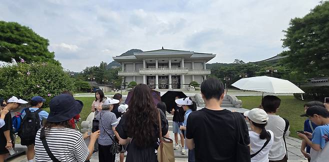 영빈관 앞 관람객들 (서울=연합뉴스) 31일 청와대를 찾은 관람객들이 영빈관 앞에서 해설사의 설명을 듣고 있다. 2025.07.31