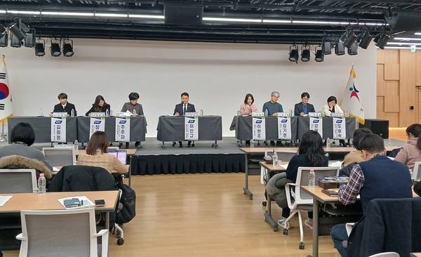 지난 1월 경기도교육청에서 경기교사노동조합, 경기도교원단체총연합회, 전국교직원노동조합 경기지부가 참석한 가운데 경기도의회 교육기획위원회가 ‘2025 고교학점제 전면시행, 충분히 준비되었나’ 토론회를 개최하고 있다. /경기교사노동조합 제공