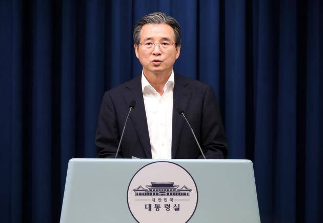 김용범 정책실장이 31일 용산 대통령실 기자회견장에서 한국형 차세대 전력망 관련 브리핑을 하고 있다. /연합뉴스
