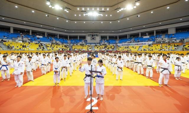 1일 익산시실내체육관에서 열린 ‘2025 백제왕도 익산 생활체육 전국유도대회’ 개회식에서 선수 대표가 선서를 하고 있다./사진 제공=익산시