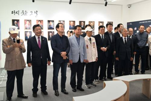 광복80주년 AI사진 전시회가 1일 강원광복기념관에서 정백규 강원서부보훈지청장, 김문덕 광복회 강원자치도지부장, 신경호 교육감, 김진호 시의장, 박진오 강원일보 사장을 비롯한 내빈들이 참석한 가운데 열렸다. 신세희기자