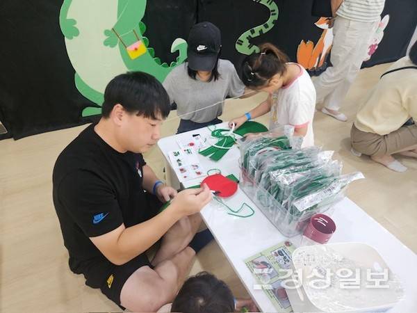 울산유아교육진흥원(원장 서주옥) 큰나무놀이터는 '신나는 여름, 큰나무놀이터에서 놀자!'를 주제로 한 가족 체험 프로그램을 운영했다고 1일 밝혔다. 울산시교육청 제공