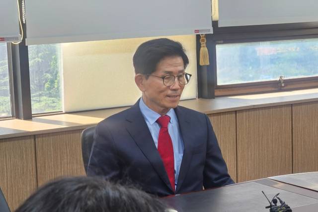 김문수 국민의힘 당 대표 후보가 1일 국민의힘 대구경북시도당을 찾아 지역 기자들의 질문에 답하고 있다. 윤정훈 기자