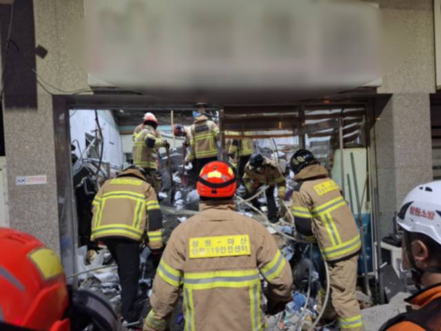 31일 오후 10시 46분께 마산 양덕동 상가건물 2층 바닥이 무너져 소방이 고립된 인원을 구조하고 있다. /창원소방본부/