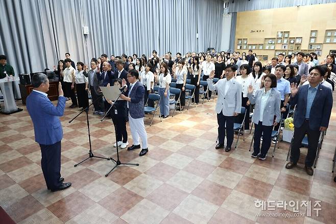 1일 열린 8월 정례직원조회에서 공무원들이 청렴 서약 선서를 하고 있다.&nbsp;