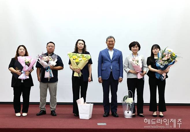 모범공무원으로 선정된 5명. 사진 왼쪽부터&nbsp;고경림, 김동국, 김미혜, 김완국 시장, 조영미, 홍시내.