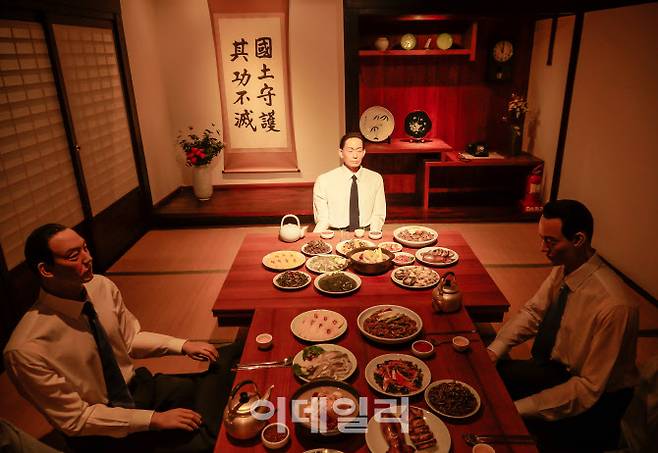 ‘박정희 1962 옛 군수관사’ 내 밀랍 인형 전시물. 1962년 박정희 국가재건최고회의 의장의 식사 장면이 재현돼 있다.