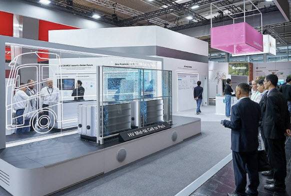 LG에너지솔루션은 지난해 9월 독일에서 열린 ‘IAA 트랜스포테이션 2024’ 부스에서 파우치형 고전압 미드니켈 CTP를 전시했다.(사진=LG에너지솔루션)